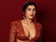 Actress Yashika Aannand - Indo Vs Western Looks. 