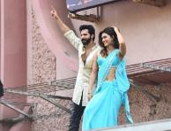 Kriti Sanon And Varun Dhavan Takes The Promotional Event To A Next Level !! Check Out The Images!!