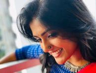 Dusky Beauty Eesha Rebba looks gorgeous in red saree - Photos