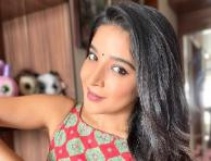 Sakshi Agarwal teases with her sexy looks in these pictures
