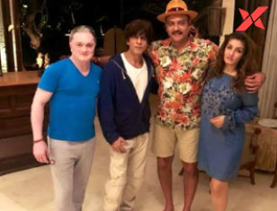 Shah Rukh Khan reaches Alibaug to ring in the New Year; poses with Raveena Tandon, Ravi Shastri