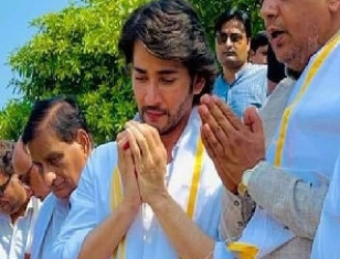 Mahesh Babu Carries Out Rites And Places His Late Mother Indira Devi's Ashes In The River In Haridwar