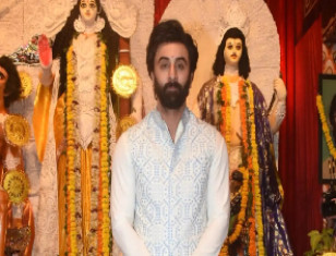 Ranbir Kapoor, Ayan Mukerji, And Mouni Roy Of Brahmastra Visit Maa Durga To Seek Blessings On Ashtami 