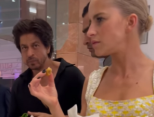 SRK Enjoys Paan With A German Blogger At The NMACC Gala; Fans Couldn't Control Their Shock