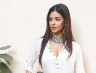 Check Out The Pictures Of Kamathipura Actress Meera Chopra Showing Her Love Towards White Outfits