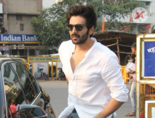 Birthday Boy Kartik Aaryan at Siddhivinayak temple - Photos