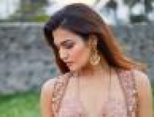 Arthi Venkatesh preaches how to look decently in this sleeveless lehenga attire