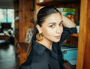 Mom-To-Be Gorgeous Alia Bhatt Wears A Monochromatic Black Dress With A Gold Earring. She Looks Stunning On Floral Dress Too. 
