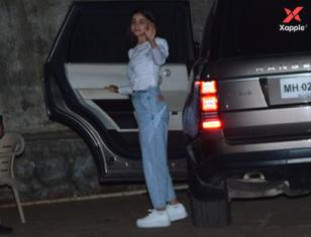 Alia Bhatt papped in Juhu - Photos