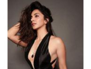 Actress Kiara Adnani Chose To Wear A Stunning Black Gown For Nykaa Femina Beauty Award Show. She Looks Hot Af!!