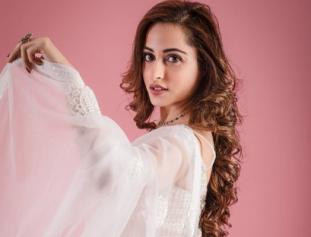 Television Actress Niyati Fatnani is Drapping A White Sari And Looks Awesome - View Pics For The  Proof