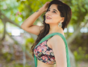 Kollywood Beauty Sakshi Agarwal shares her Latest Snaps
