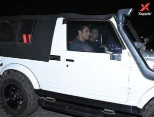 Actor Salman Khan spotted at Bandra - Photos