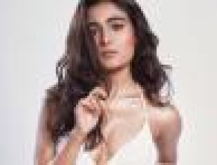 Bamfaad Movie Actress Shalini Pandey's Recent Photoshoot Pictures Are Too Hot To Handle!!